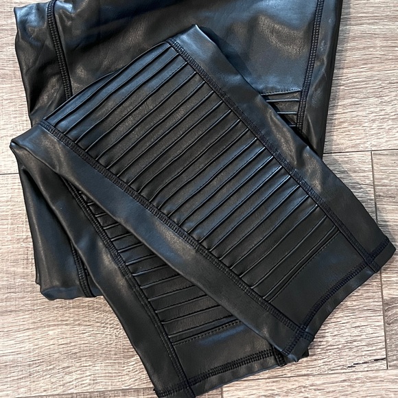 7 For All Mankind Black Faux Leather Moto Leggings NWOT Size L - Picture 8 of 16